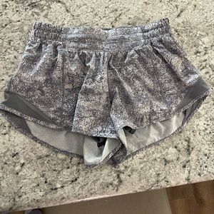 Lululemon women’s Hotty Hot low-rise lined short 2.5”